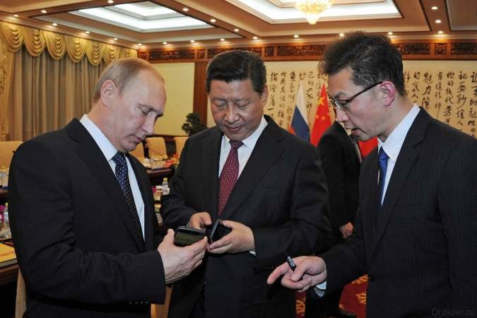 Владимир Путин подарил главе Китая YotaPhone 2