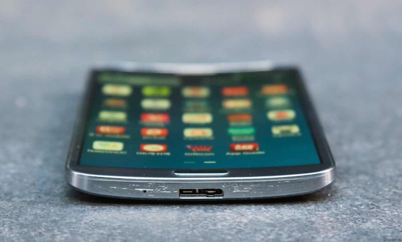 Samsung может представить изогнутый смартфон