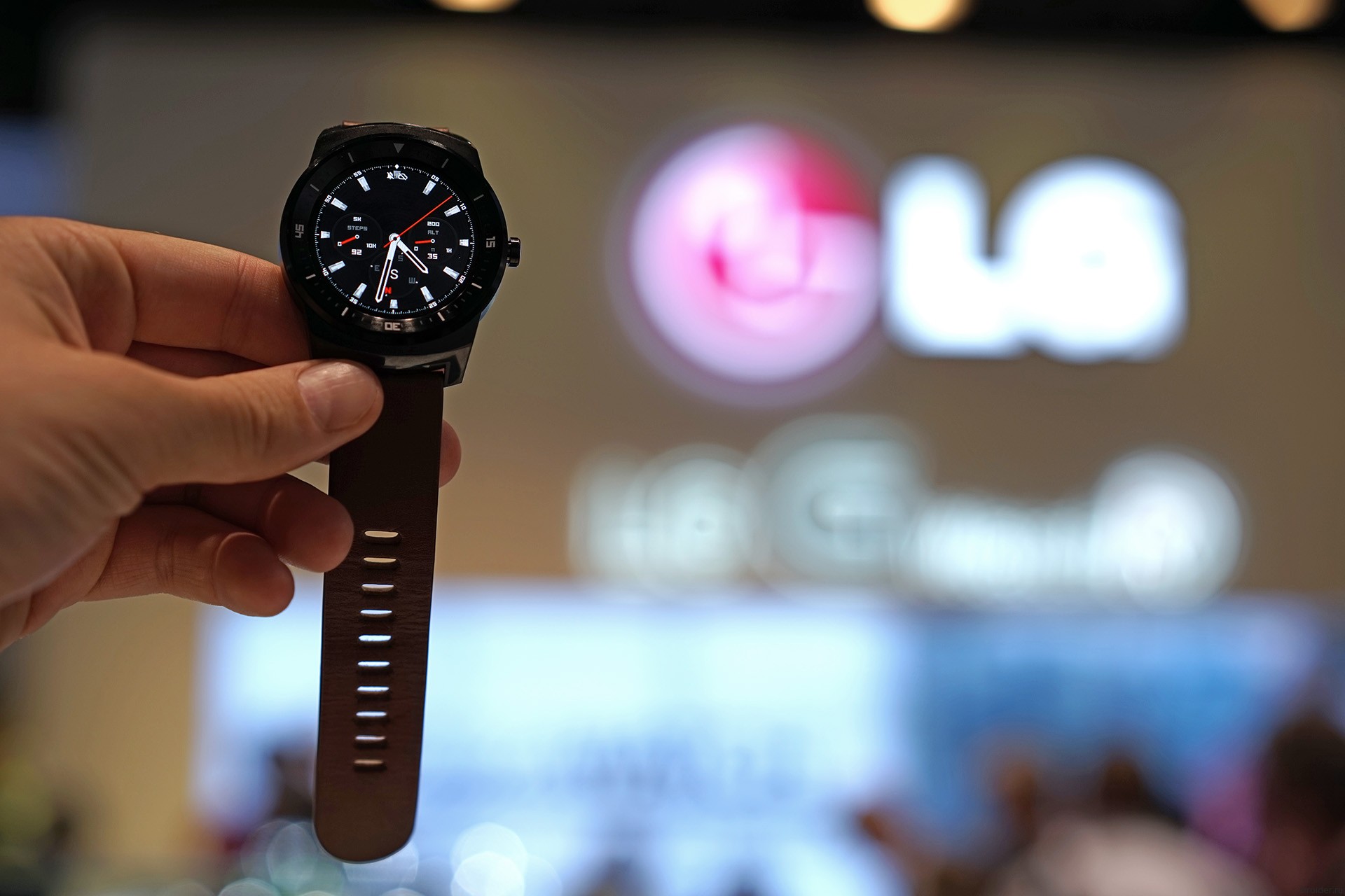 "Умные" часы G Watch R от LG