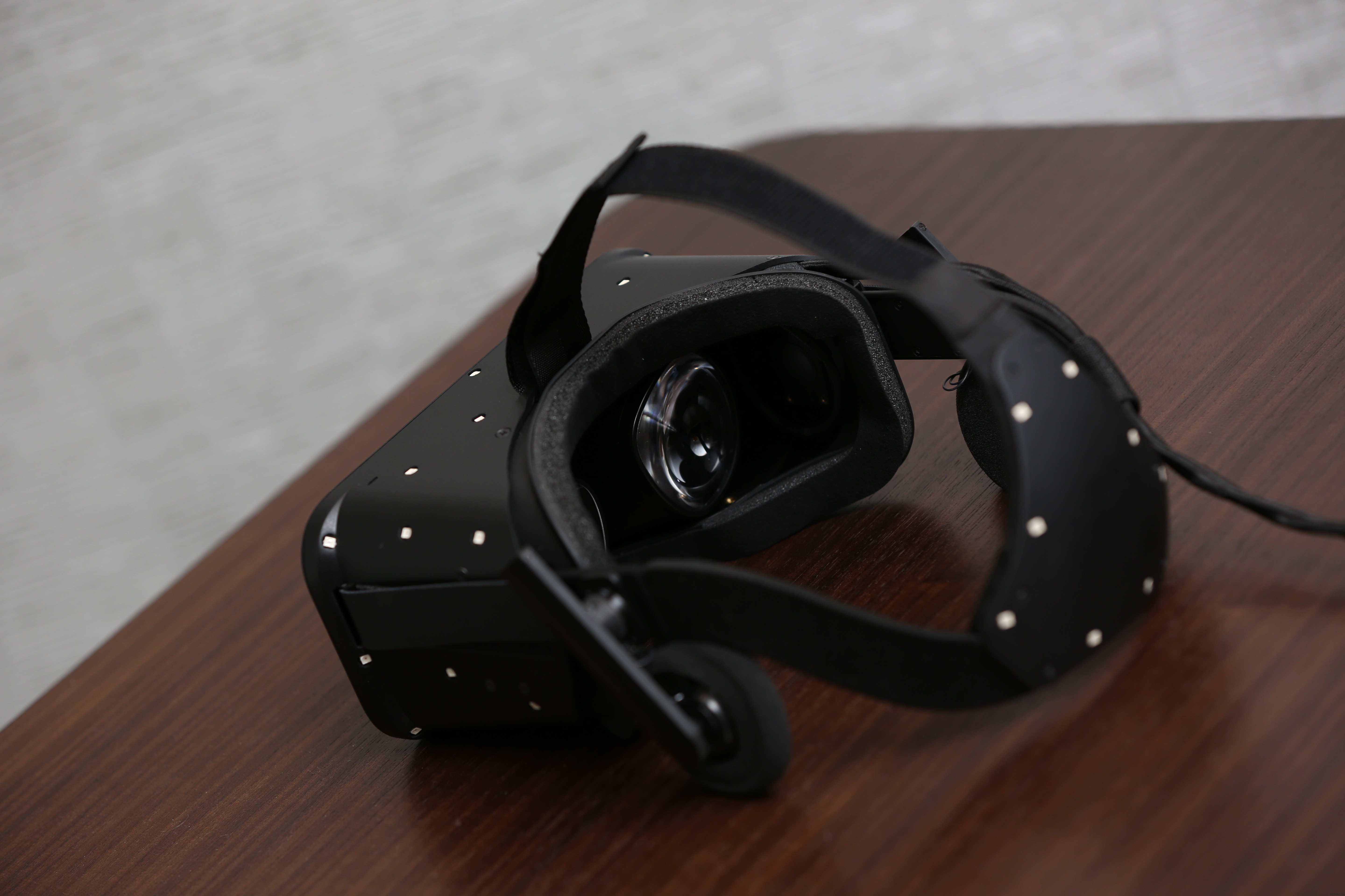 "Живое" фото VR-шлема Oculus Bay от компании Oculus VR