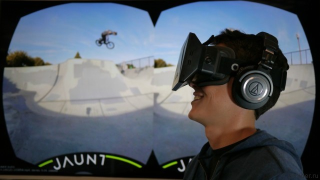 Сотрудник компании Jaunt в шлеме виртуальной реальности