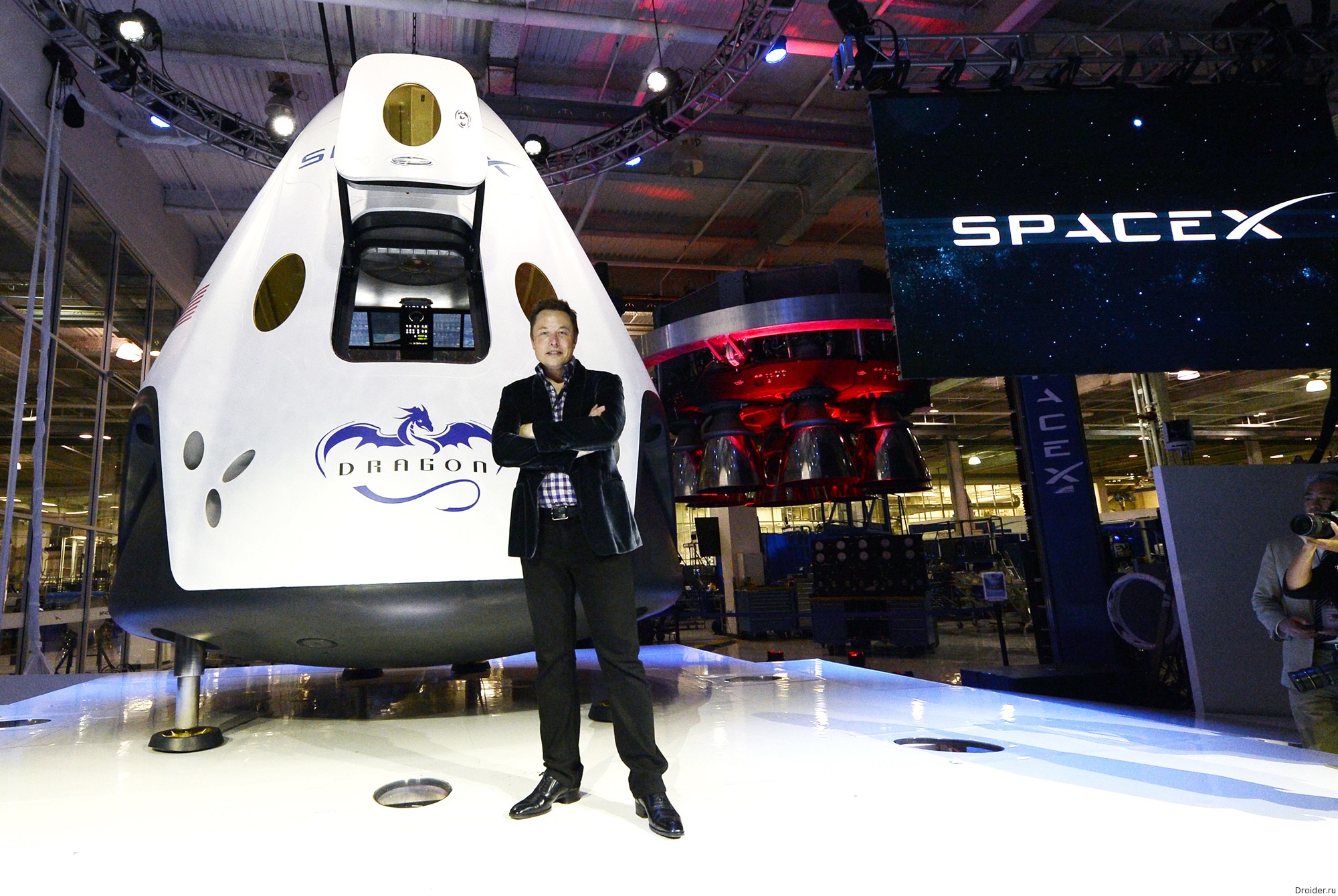 Элон Маск на стенде SpaceX