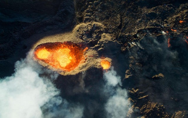 Кратер вулкана Питон-де-ла-Фурнез на острове Реюньон. Третье место в категории "Живая природа". Фотограф: Jonathan Payet