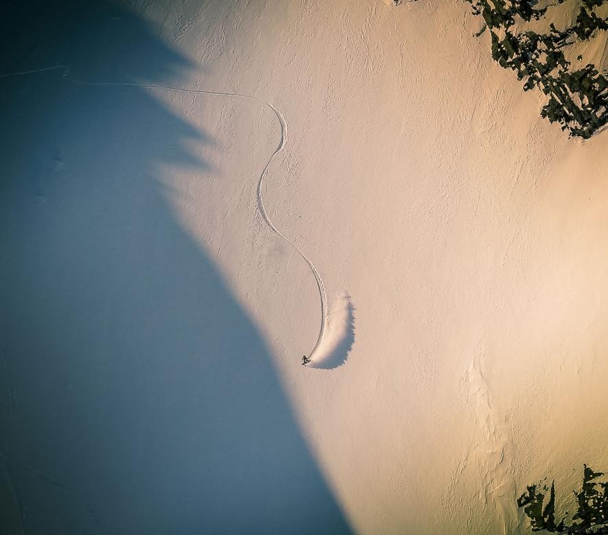 Горнолыжник на заснеженной трассе в Аляске. Третье место в категории "Спортивные приключения". Фотограф: Tj Balon