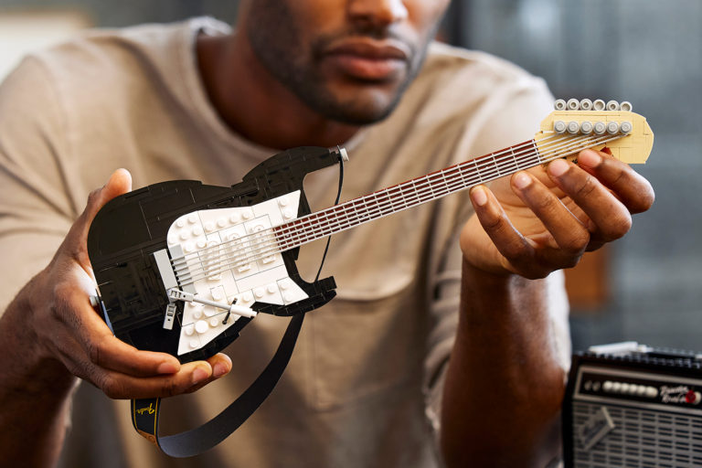 Fender Stratocaster из LEGO обойдется всего в 99 долларов