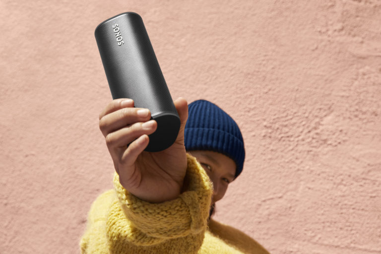 В честь Нового года можно приобрести колонку SONOS Roam по специальной цене