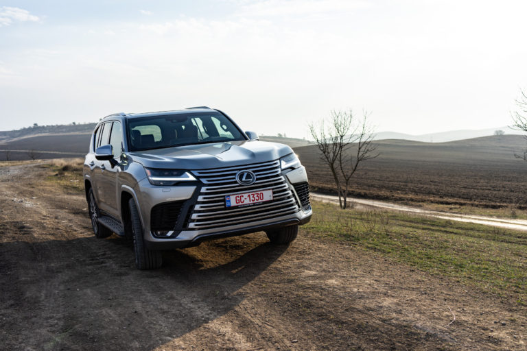 Высокие технологии в современных автомобилях: Что внутри нового Lexus LX
