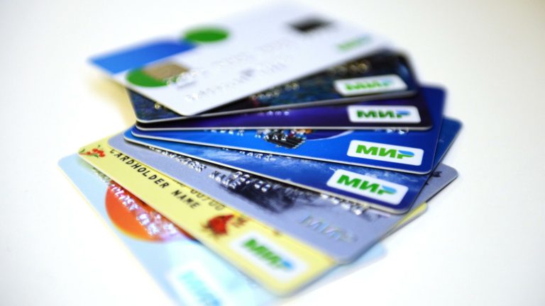 MasterCard и Visa приостанавливают работу в России: Что делать