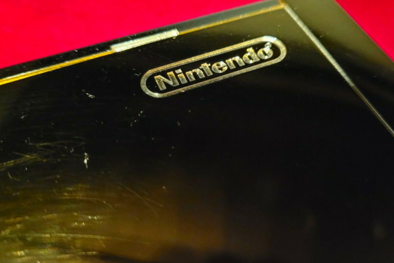 Золотой Nintendo Wii, принадлежавший Елизавете 2, выставили на продажу