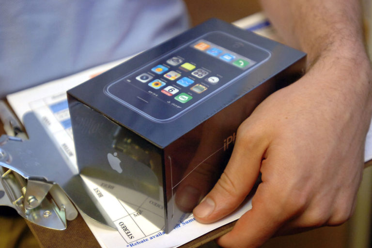 Первый iPhone в идеальном состоянии и упаковке продали почти за 40 тысяч долларов