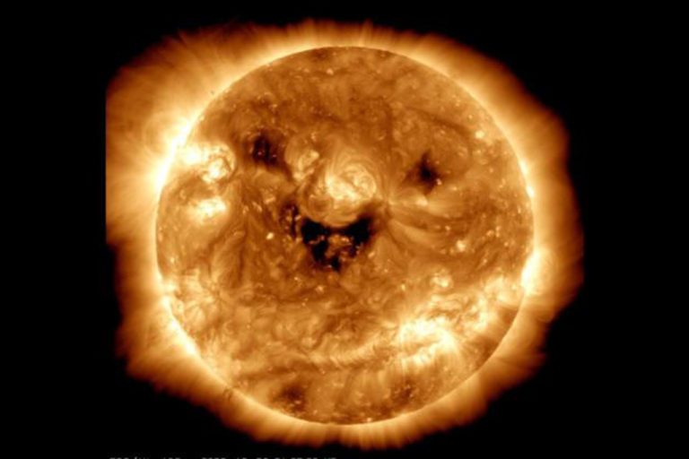 NASA поделилась фотографией смеющегося Солнца. Выглядит жутковато